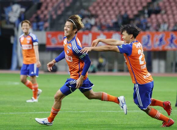 後半、MF長谷川元希がシュートを決め3-0。駆け出す長谷川=デンカビッグスワン