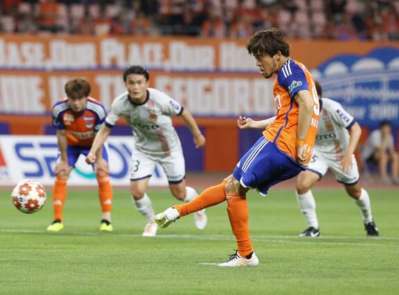 新潟ー北九州 後半45分、新潟のFW鈴木孝司がPKを決めて4-3=ビッグスワン