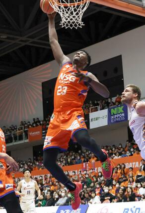 新潟-岡山 第4クオーター、ダンクシュートを決めるムトンボ=アオーレ長岡(長岡支社・中里一也)