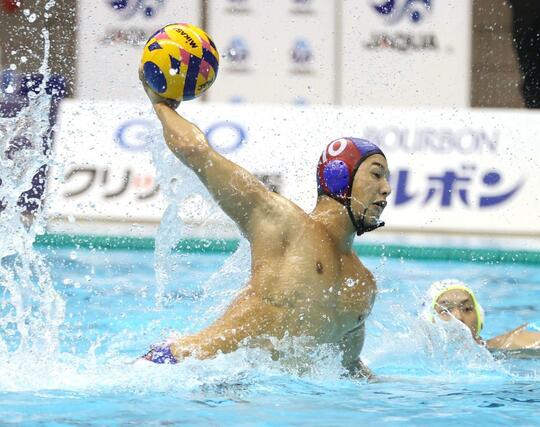 水球　日本選手権　男子決勝　シュートを狙う稲場悠介＝６月８日、横浜国際プール