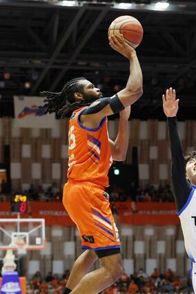 新潟-東京Z 第4クオーター、シュートを決めるネルソン=アオーレ長岡