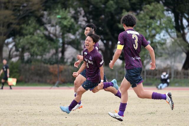 高円宮杯Ｕ－１８プリンスリーグ２０２６北信越１部　第１節・新潟Ｕ－１８－上越高　後半３５分、上越高のＭＦ小和瀬晴音（６）が決めて１－１と追いつく＝４月４日、デンカスワンフィールド