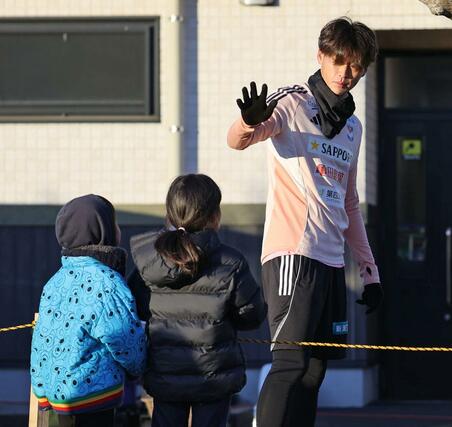 ファンの子どもに手を振るＤＦ藤原優大＝宮崎県都城市