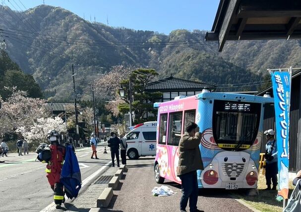 自動運転バスの事故現場＝１２日午後２時２０分ごろ、弥彦村弥彦