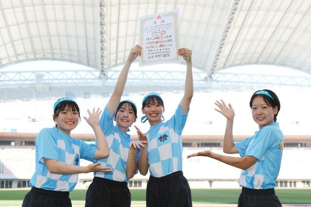 女子４００メートルリレーで３位入賞を果たした新潟商の選手たち＝６月１４日、デンカビッグスワン