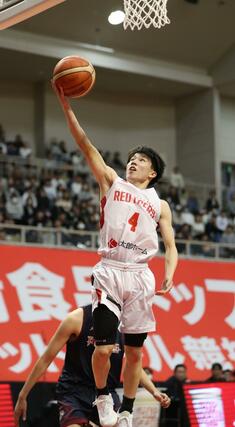 開志国際－福岡大大濠　第４クオーター、開志国際の清水脩真がシュートを決め、６４－５４＝１１月１０日、新潟市東総合スポーツセンター