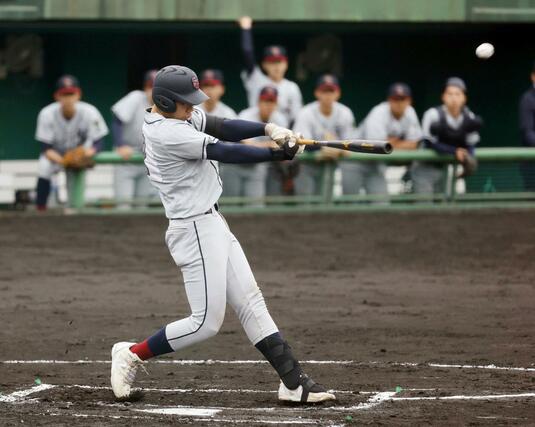 日本文理－関根学園　初回に３ランを放つ関根学園の５番池田栞太＝長岡市悠久山
