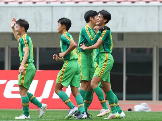 前半３１分、帝京長岡の樋口汐恩（右）がヘッドで決めて２－０＝デンカビッグスワン