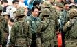 　「富士総合火力演習」の視察で、自衛隊員らに声をかける小泉防衛相（中央）＝７日午後、静岡県の東富士演習場