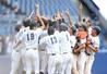 帝京長岡－新潟産大付　４－２で帝京長岡に勝利した新潟産大付ナインがマウンドで喜びを爆発させる＝エコスタ