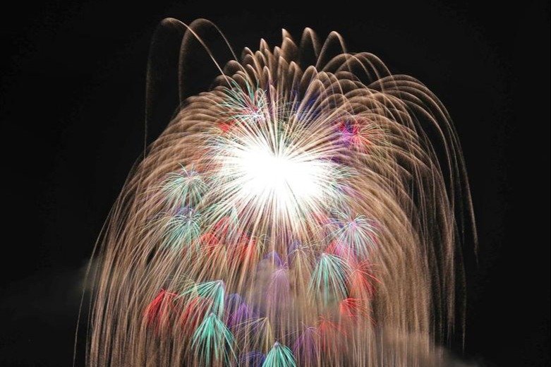 待ってました！夜空照らす四尺の大輪、世界最大級の花火 片貝まつり