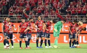 岡山に敗れ、肩を落とす鹿島イレブン=カシマ