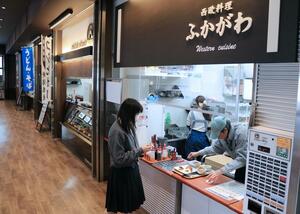 新しい飲食店や観光案内所がオープンしたフードコート=長岡市喜多町の道の駅ながおか花火館