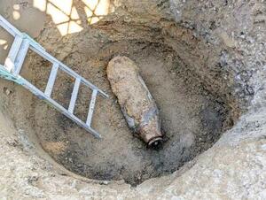 　名古屋市東区の工事現場で見つかった不発弾（同市提供）