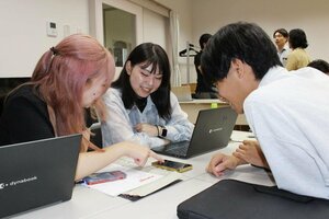 小千谷市の魅力を紹介する動画を編集する千葉商科大学の学生たち=小千谷市山本