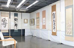 島内で生まれた作品が多く並ぶ、山田武夫さんのコレクション展=佐渡市新穂瓜生屋