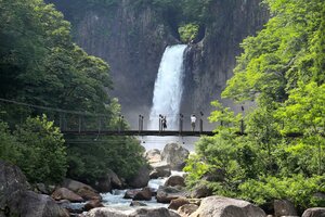妙高市の観光地・苗名滝=2022年6月