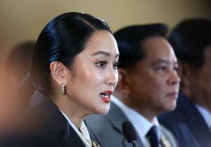　タイの憲法裁判所による解職命令を受け、記者会見するペートンタン首相＝２９日、バンコク（ロイター＝共同）