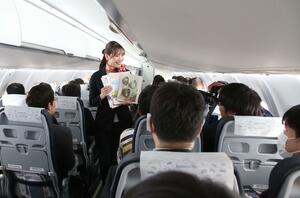 丘珠空港に向かうトキエアの機内=1月31日