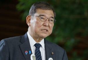記者団の取材に応じる自民党総裁の石破首相=19日、首相官邸
