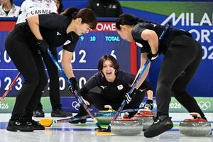 　日本―カナダ　第１０エンド、指示を出す吉村（奥）＝コルティナダンペッツォ（共同）