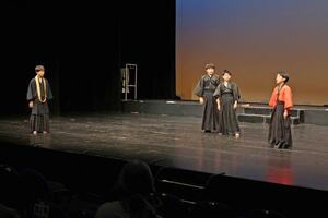 直江兼続の生涯をテーマにした創作劇を披露する与板小の６年生＝長岡市千秋３