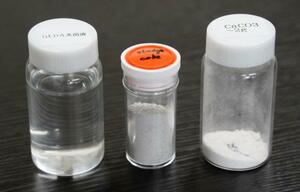 　東北大チームが実験で使用した材料と生成物。左からキレート剤、廃棄物のスラッジケーキ、製造された炭酸カルシウム