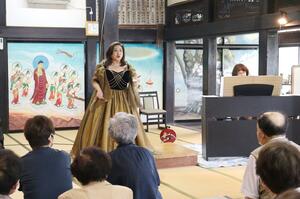 ピアニスト斎藤淳子さんの演奏に合わせ、ソプラノ歌手五十嵐郊味さんが歌った山寺コンサート=柏崎市高柳町岡野町