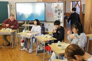 有機農業による新米を味わう橋田小学校の児童ら=五泉市橋田