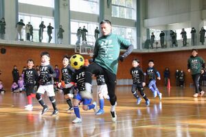 現役Jリーガーと小学生がミニゲームで汗を流した=14日、上越市