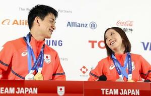 17日、メダルを胸に記者会見する三浦璃来(右)、木原龍一組=イタリア・ミラノ