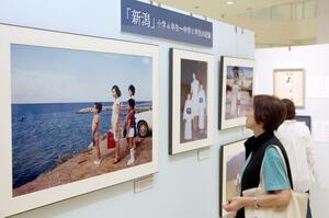 横田めぐみさんの写真パネルが並んだ展示会=3日、東京都足立区