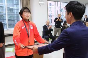 高橋朋伽さん(左)に三条市民栄誉賞が贈られた=三条市役所