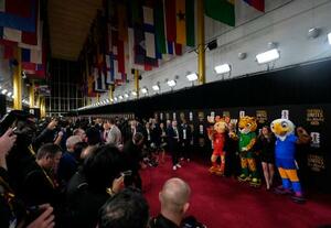 サッカーW杯北中米3カ国大会の組み合わせ抽選会に臨む関係者ら=5日、米ワシントン(共同)