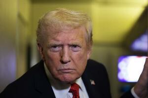 19日、米フロリダ州からワシントンに向かう大統領専用機で記者団に話すトランプ大統領=(ゲッティ=共同)