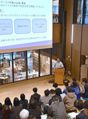 自身の活動内容を発表する長岡市の地域おこし協力隊員=長岡市大手通2