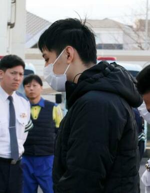 　神奈川県警大和署に入るチュオン・ドゥック・トゥン容疑者＝１４日