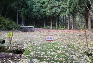 わなに入ったクマが緊急銃猟で駆除された現場。他にもクマがいる可能性があり、わなは継続して設置される=14日、胎内市下赤谷