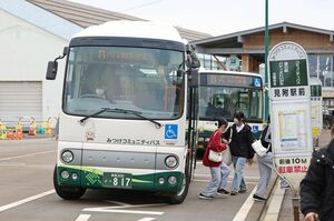 見附市の市街地を走るコミュニティバス。市は、市内の移動手段について総合的に検討していく
