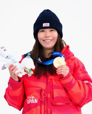 　ミラノ・コルティナ冬季五輪のスノーボード女子スロープスタイルで金メダルを獲得し、笑顔を見せる深田茉莉＝１８日、イタリア・リビーニョ（共同）