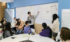 中国を訪問した大学生と現地の大学生との交流会＝３月、大連市