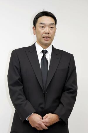 辞任を表明するプロ野球巨人の阿部慎之助監督=26日午前、東京・大手町