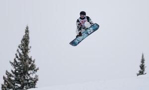スノーボードW杯、スロープスタイル第1戦の予選での木村葵来=8日、米コロラド州スノーマス(ゲッティ=共同)