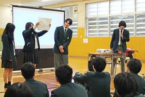 商店街のビジネスアイデアを発表する小出高校の生徒＝魚沼市青島