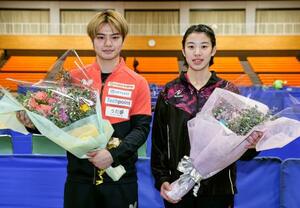 　卓球の世界選手権団体戦の代表に決まった、宇田幸矢（左）と面手凜＝タケダハムはびきのコロセアム
