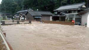 大雨により、あふれた石川。住民らが土のう積みに追われた=9月20日、村上市殿岡