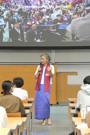 独裁化するカンボジアの現状を伝えるムー・ソックフオさん=新潟市西区みずき野3