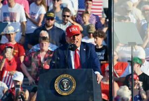 3日、米中西部アイオワ州デモインで演説するトランプ大統領(共同)