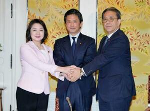 　会談後に握手する（左から）公明党の竹谷代表、中道改革連合の小川代表、立憲民主党の水岡代表＝１８日午後、国会
