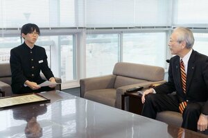 最優秀賞受賞を報告する佐々木中の窪田雪之さん(左)=新発田市役所